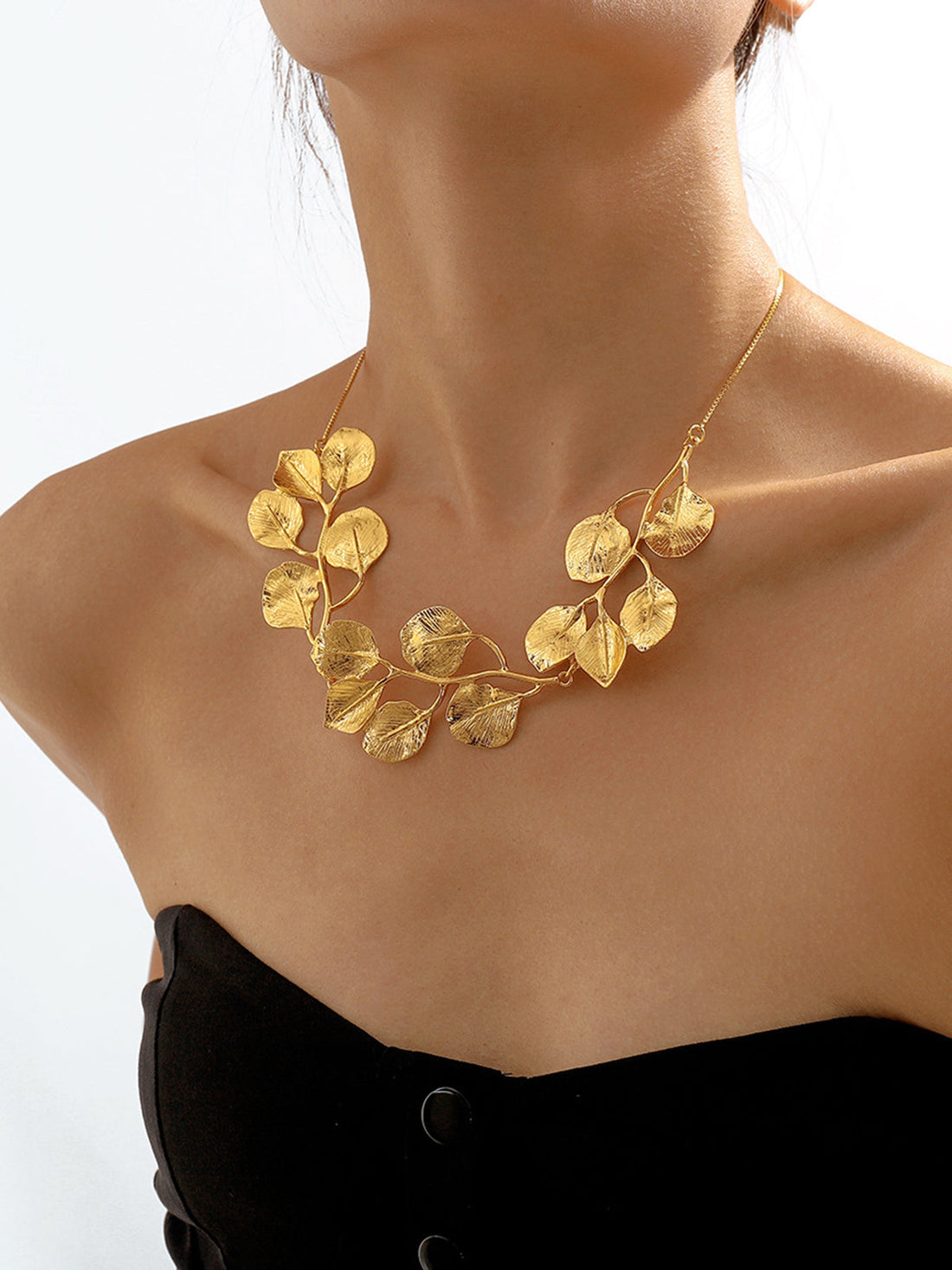 Kapua - vintage alloy leaf design choker necklace