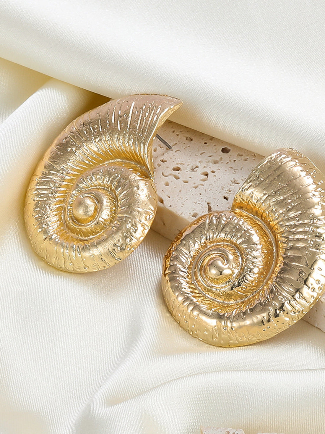 Juliet - seashell shaped stud earrings