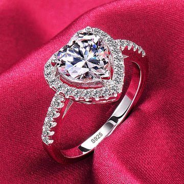 Timeless and romantic heart ring with zircons