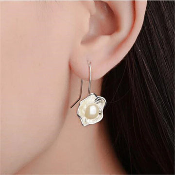 Pearl flower dangling earrings