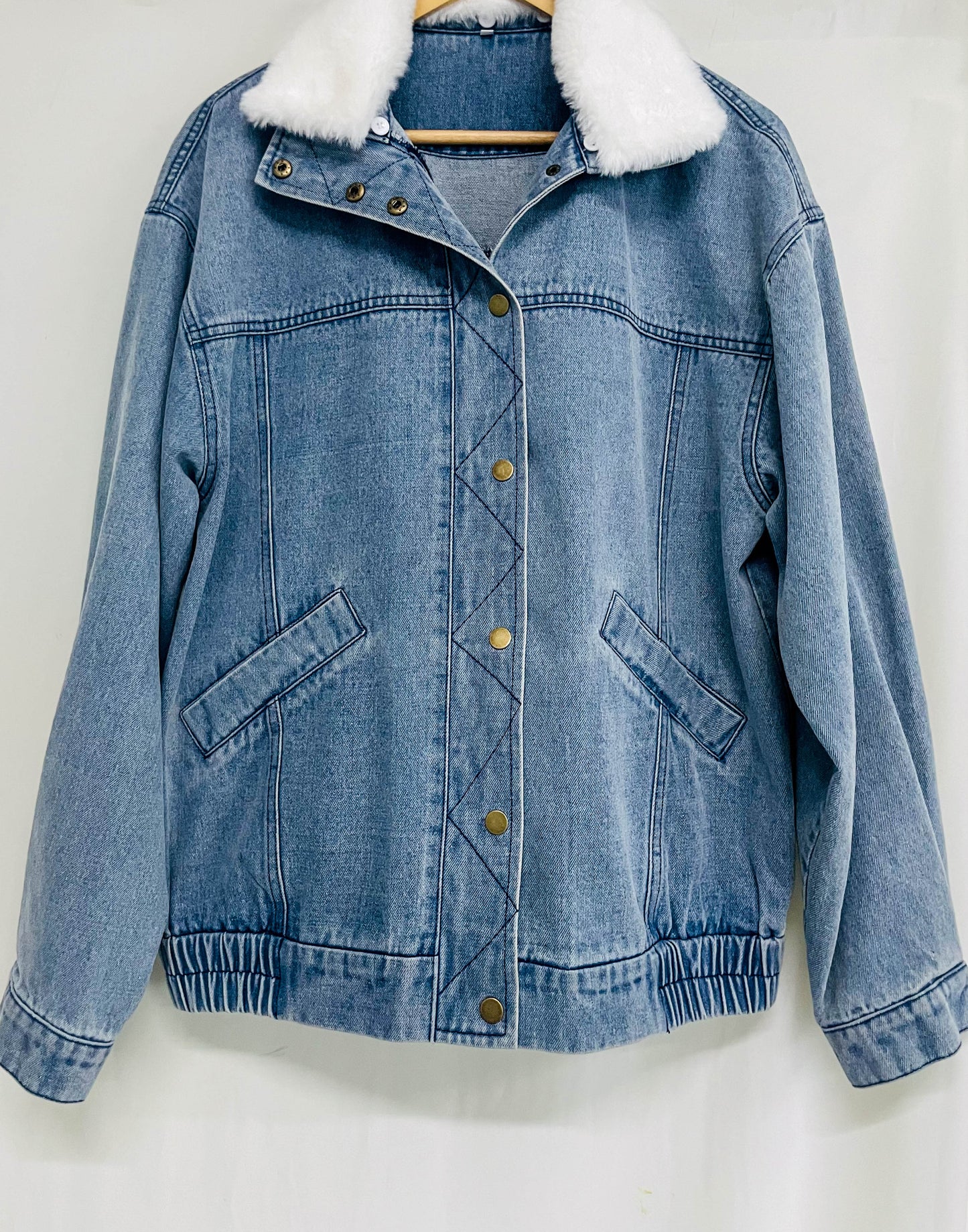 Women's loose denim jacket with fur collar and double pockets