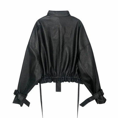 Women's leather jacket with box cut with zip closure