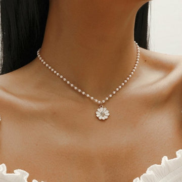 Elegant daisy pearl pendant necklace