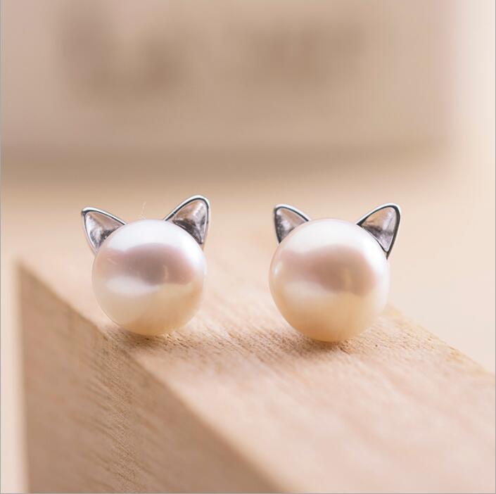 Playful pearl earrings with ear accents