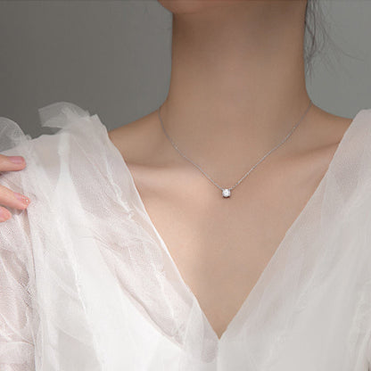 Necklace with zircons