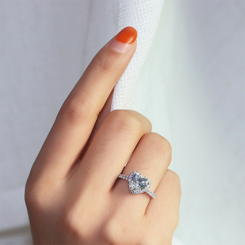 Timeless and romantic heart ring with zircons