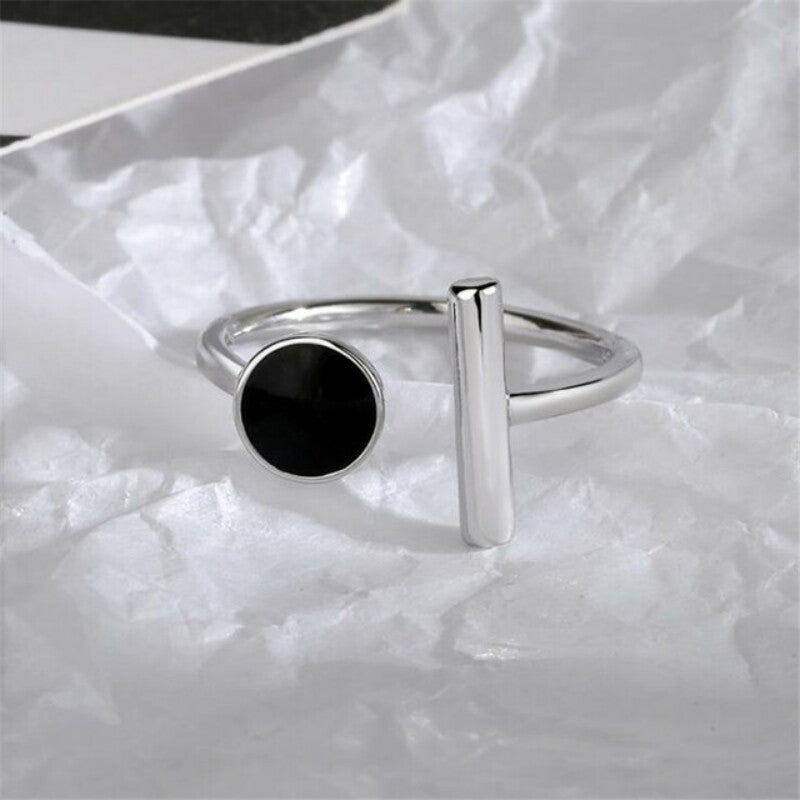 Elegant black stone vintage ring