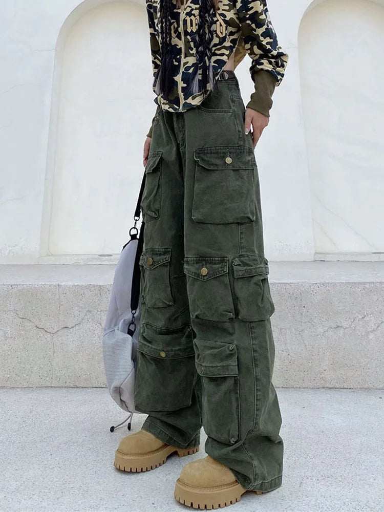 Women's retro cargo pants with many pockets and wide legs