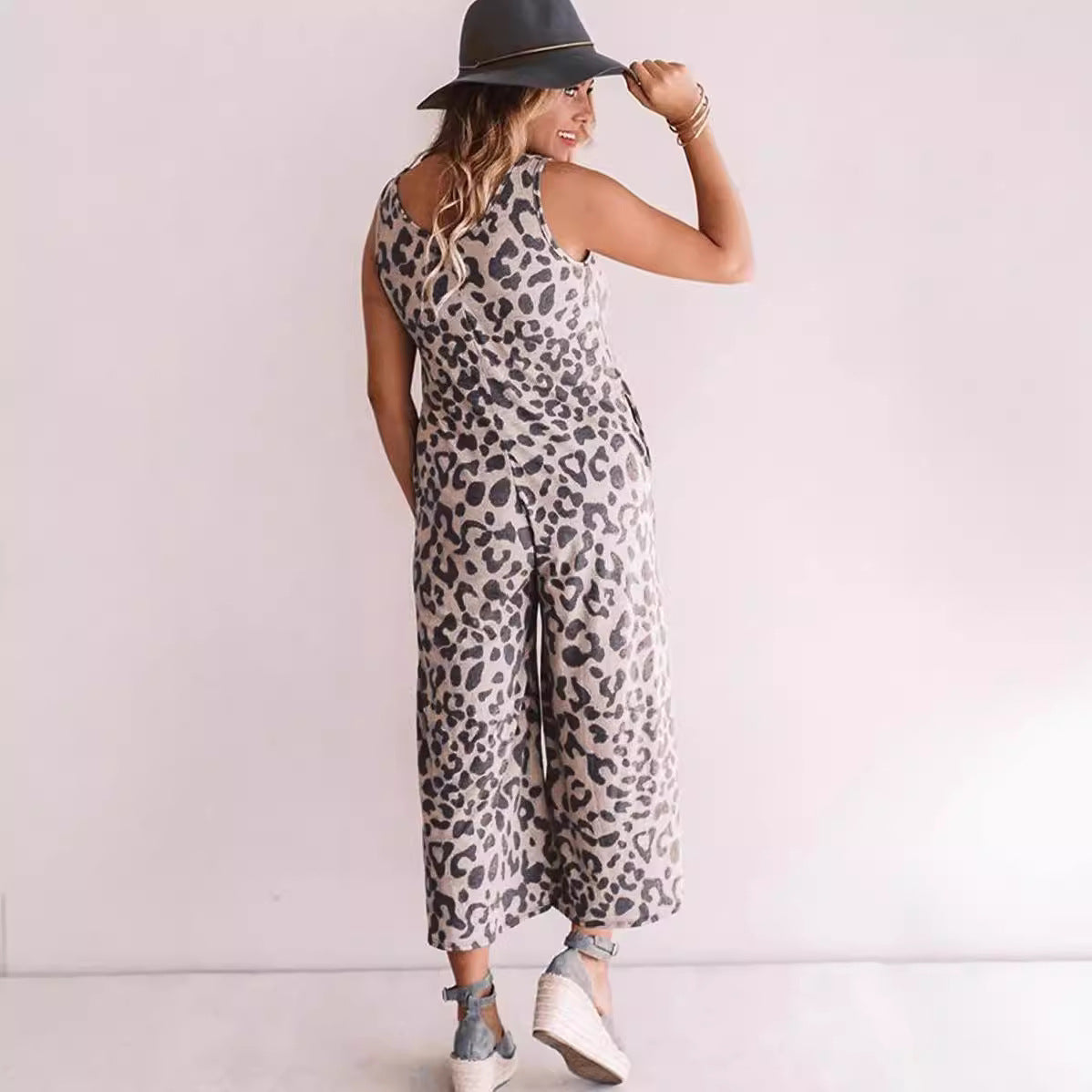 Women’s Sleeveless Jumpsuit – V-Neck – Loose Fit – Wide-Leg Cropped – Leopard Print