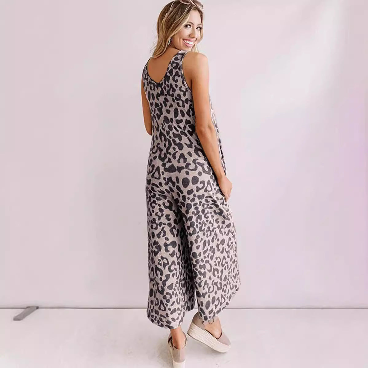 Women’s Sleeveless Jumpsuit – V-Neck – Loose Fit – Wide-Leg Cropped – Leopard Print