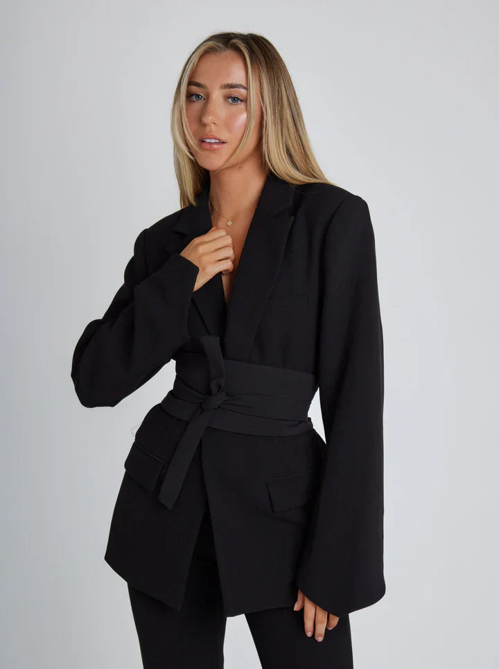 Indispensable blazer for women with belt and front pocket