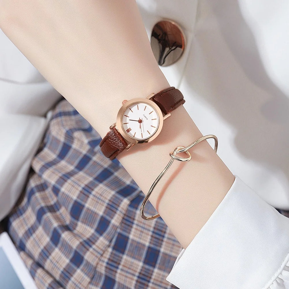 Classic round quartz watch with leather strap