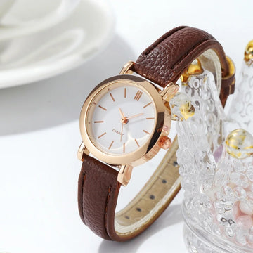 Classic round quartz watch with leather strap