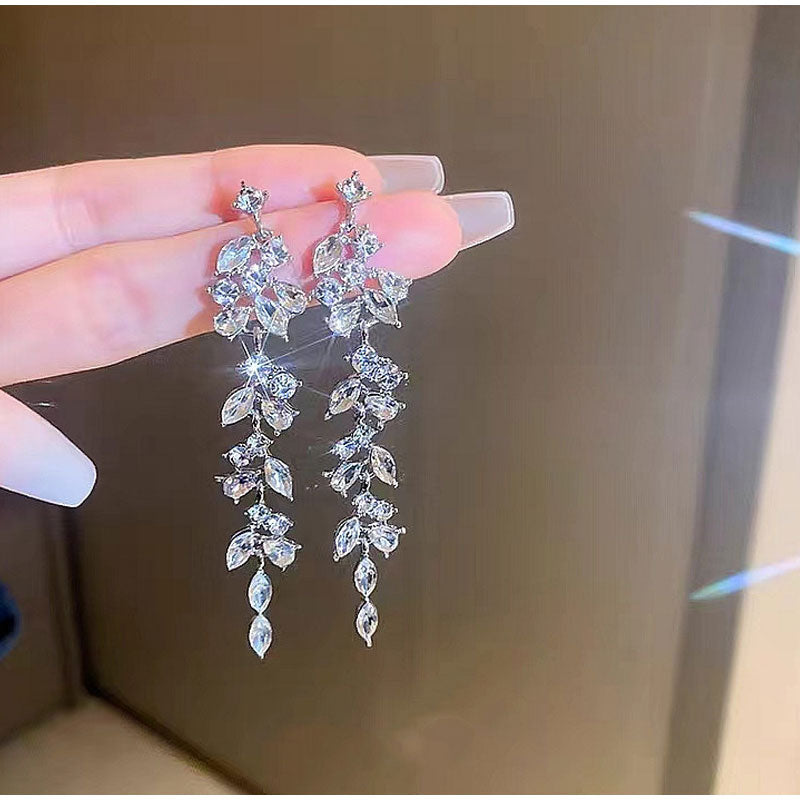 Dangling zircon earrings