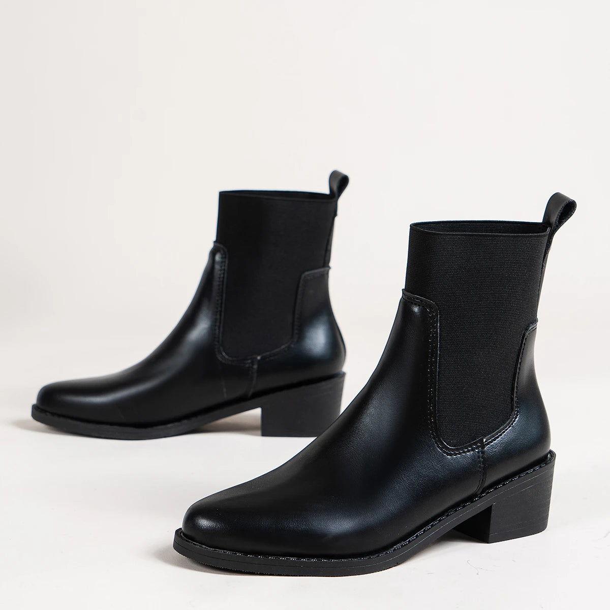 Women's Chelsea boots with chunky heel and pointed toe
