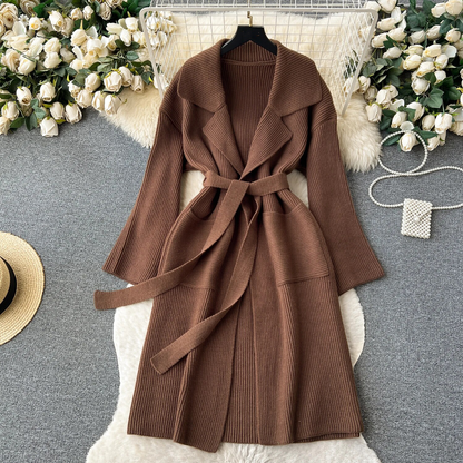 Women's knitted coat with lapel collar