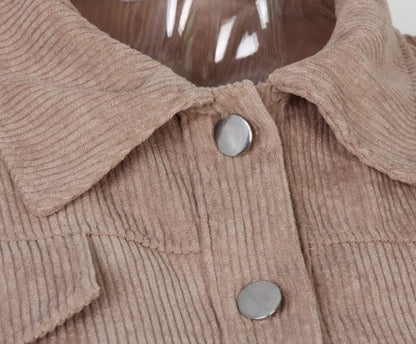 Women's short jacket for spring with lapel and front pocket