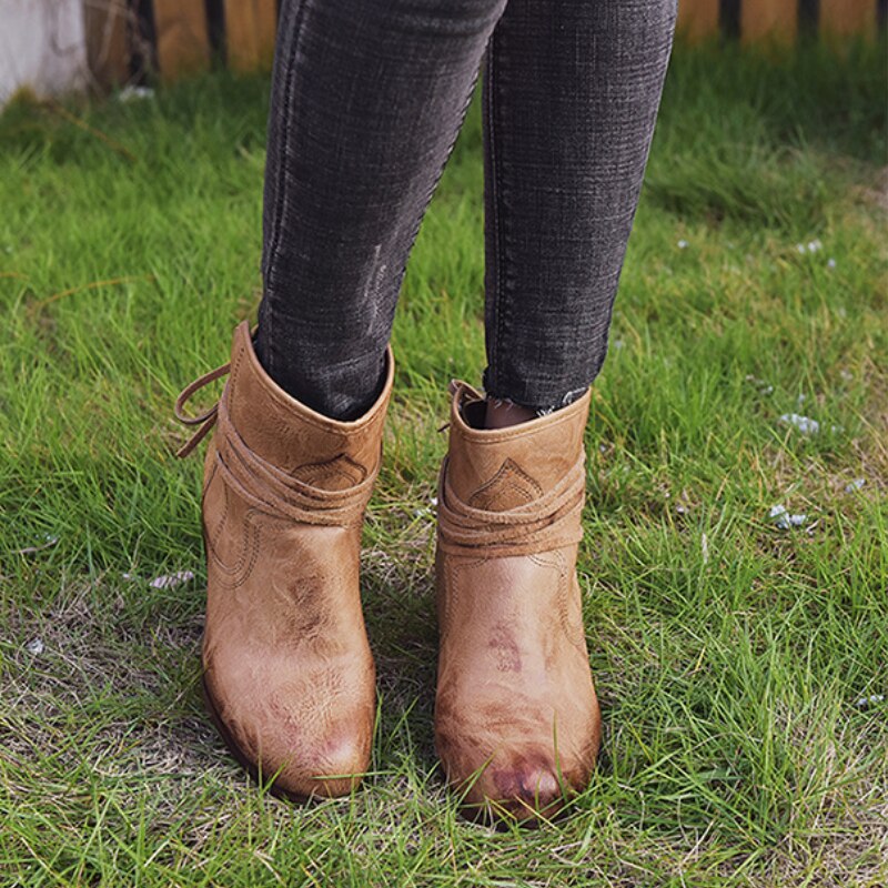 Women's vintage lace-up ankle boots with round toes