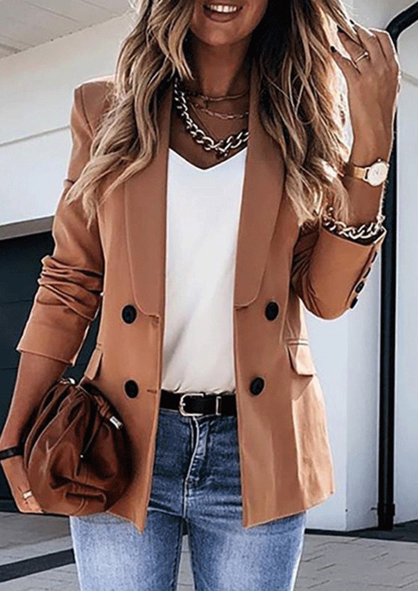 Women's double-breasted blazer with notched lapel for smart-casual style