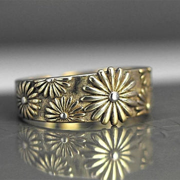 Golden daisy ring