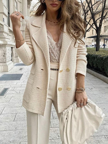 Chic blazer with front pocket and button closure