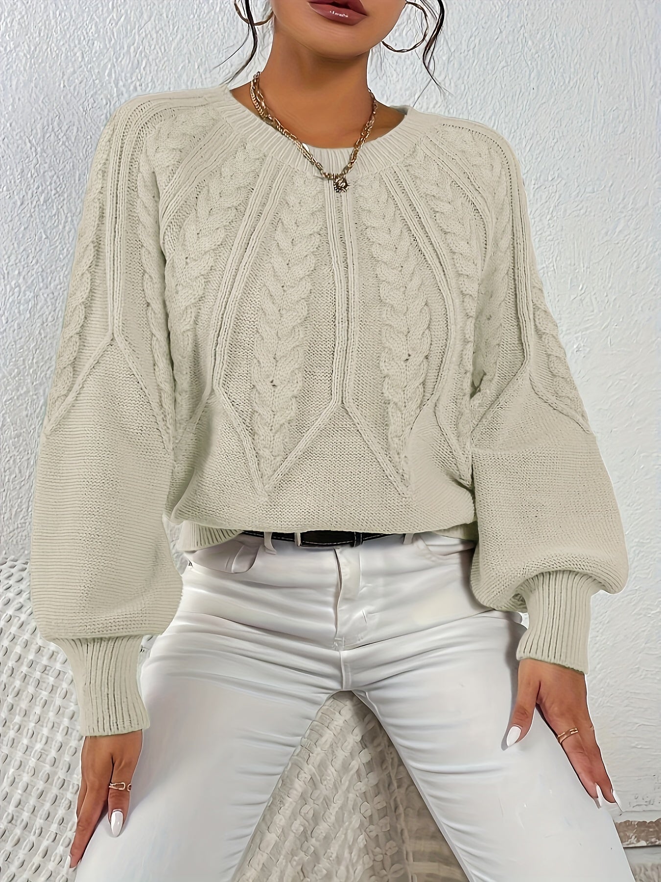 Women's round neck knitted pullover with cable pattern