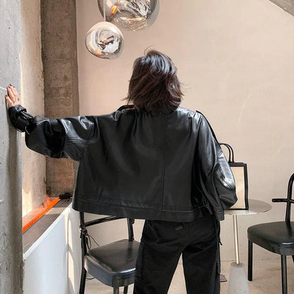 Women's leather jacket with box cut with zip closure