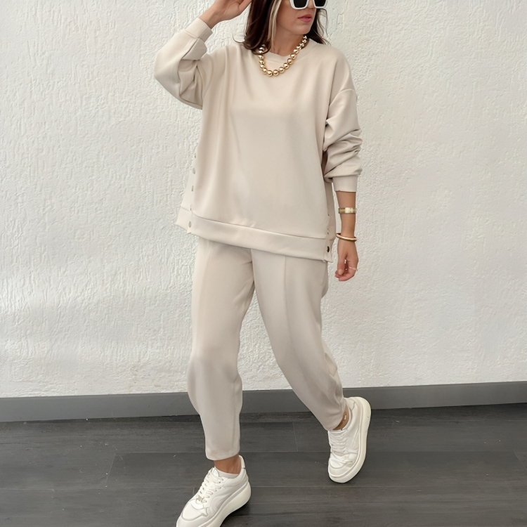 Comfortable loose-fitting tracksuit for women