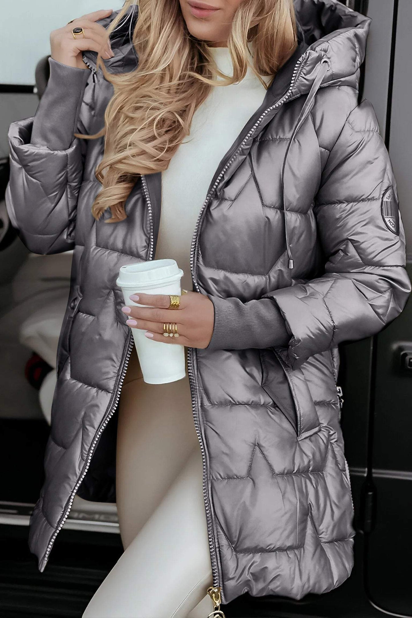 Elegant women's hooded jacket with zipper closure