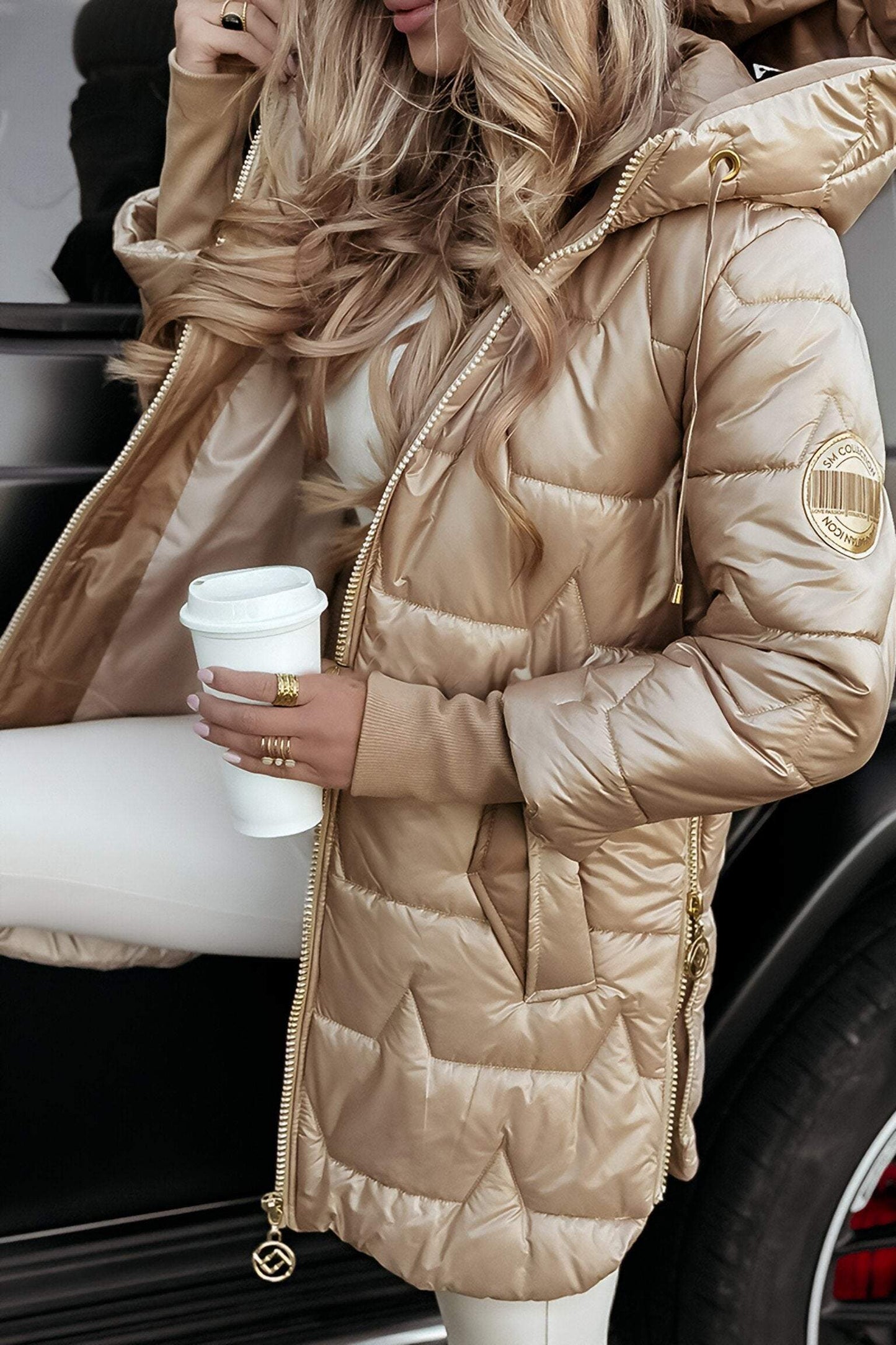 Elegant women's hooded jacket with zipper closure