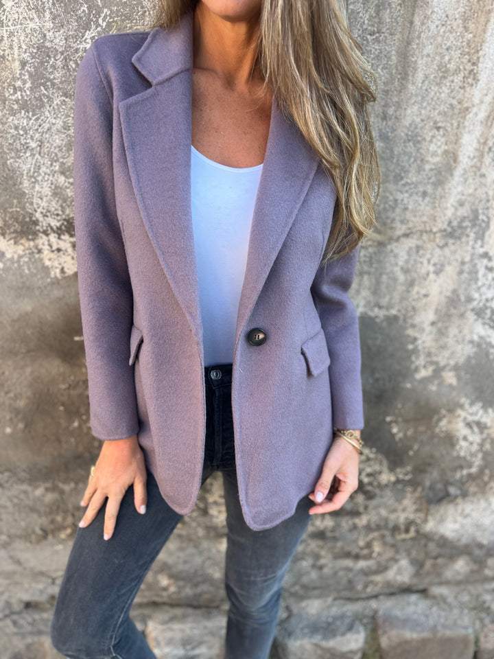 Women's single-button lapel blazer