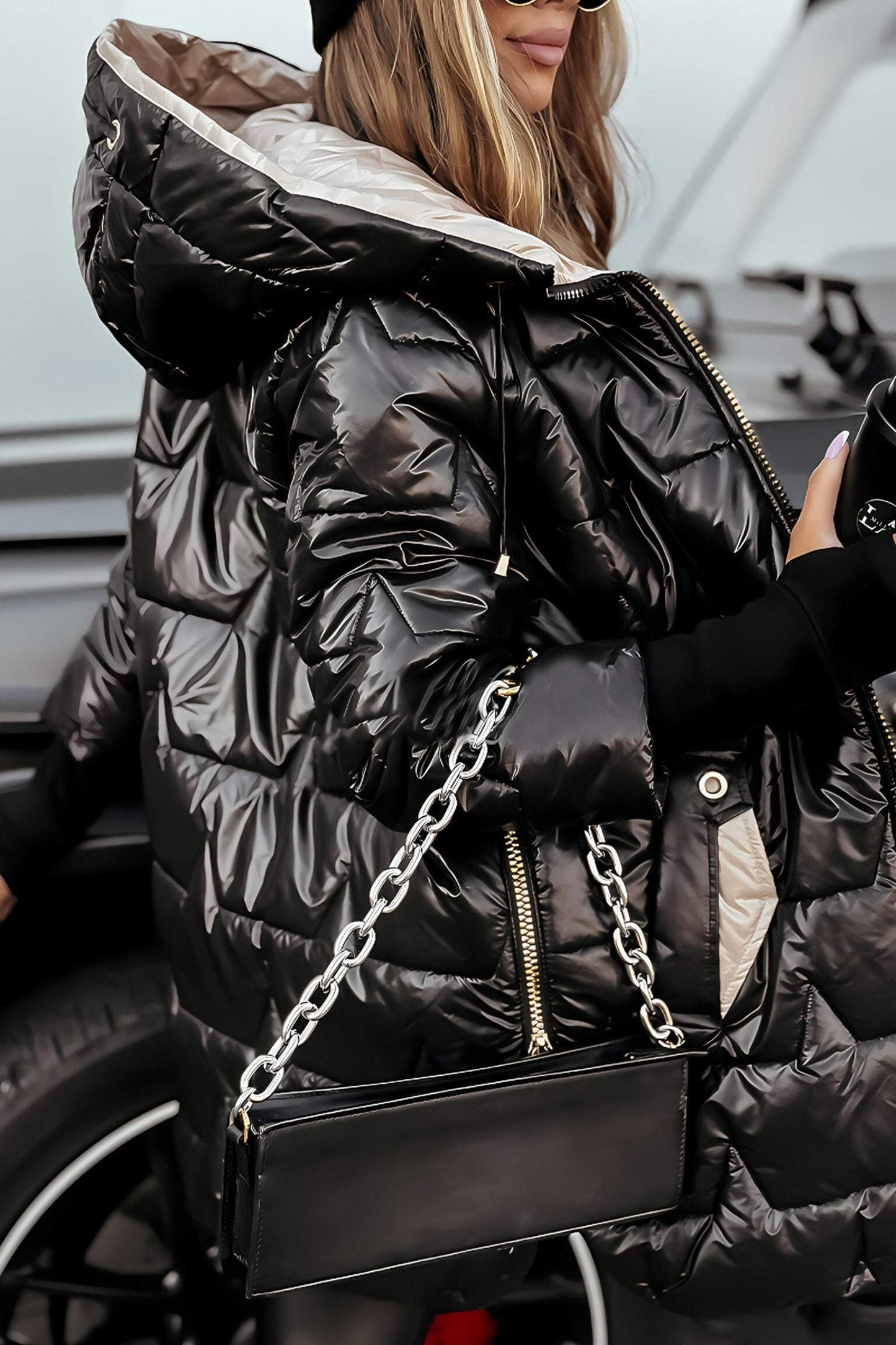 Elegant women's hooded jacket with zipper closure